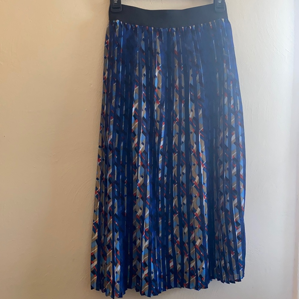 Brand new pleated T-length skirt